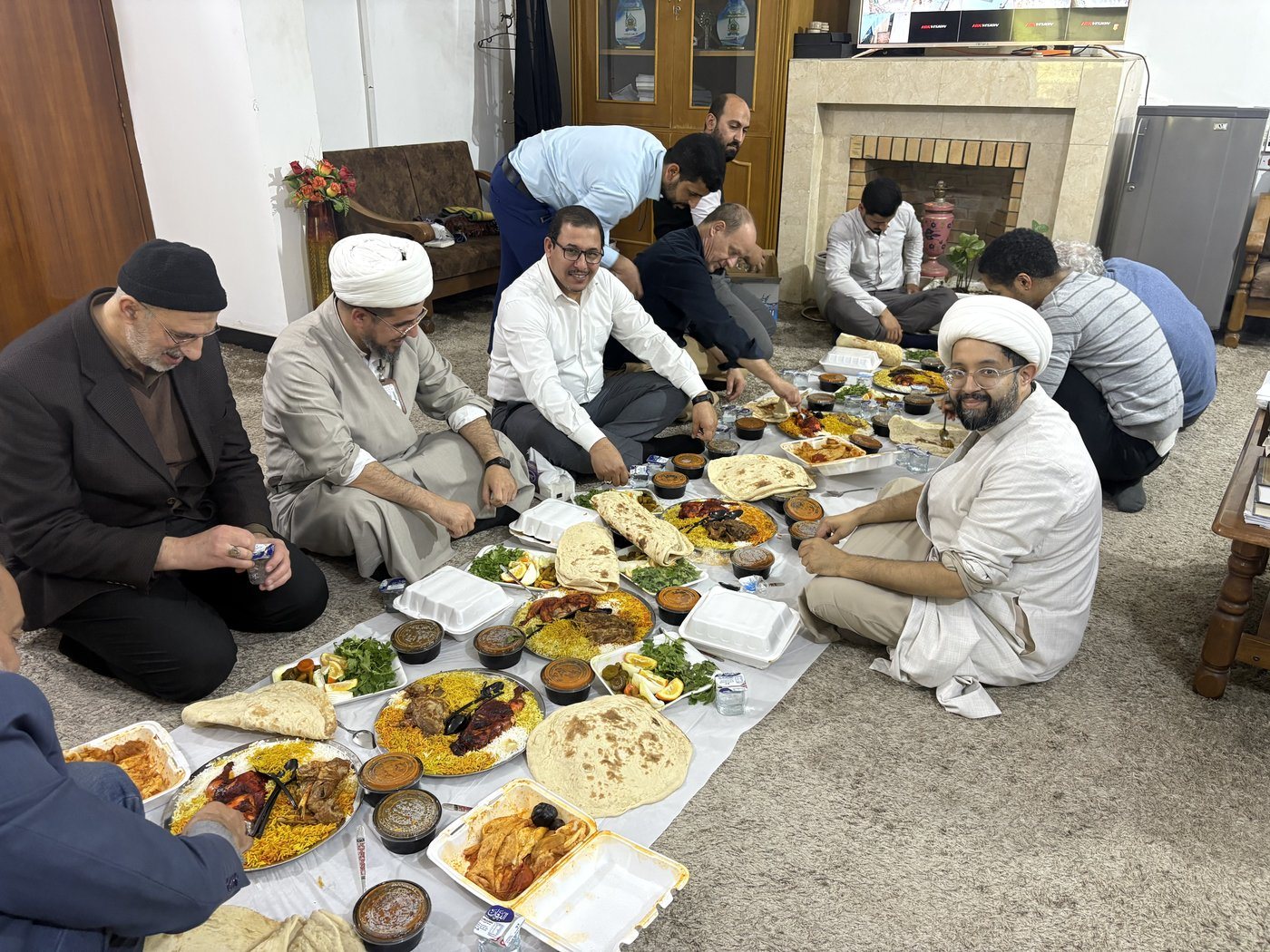 Sharing a meal with hosts at the research institute of Shaykh Sadiq al-Khuwayladi, al-Hillah.