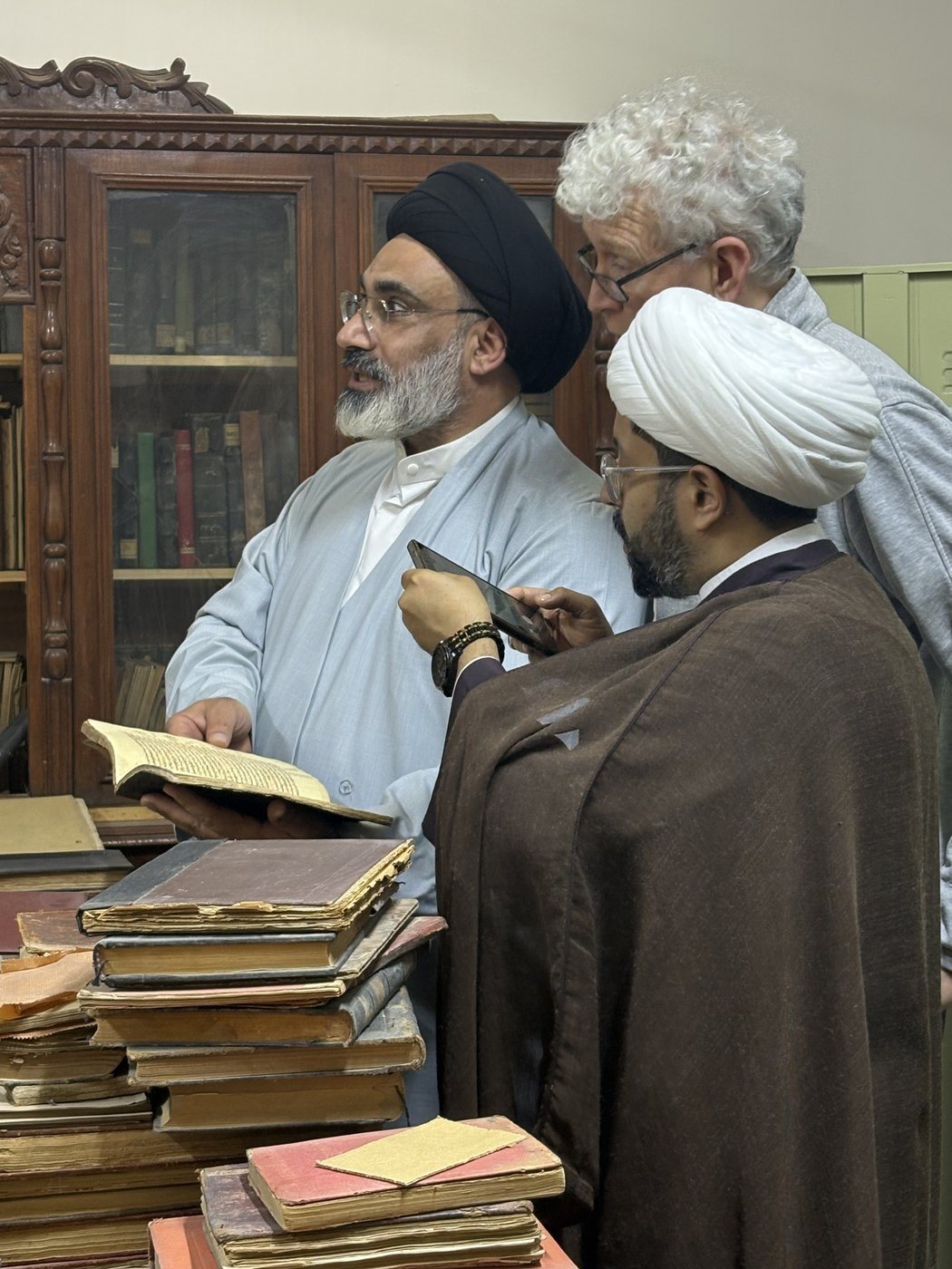 Sayyid ‘Ali al-Haydari shows the delegation manuscripts from his family collection, al-Kadhimiya.